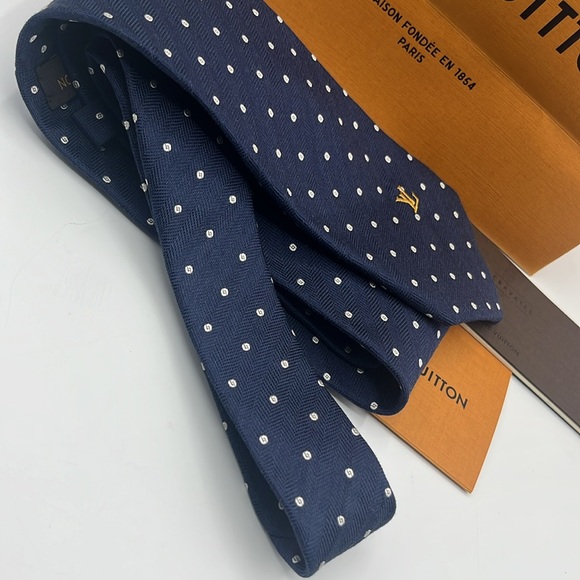 Louis Vuitton Silk Neck Tie - Picture 6 of 12